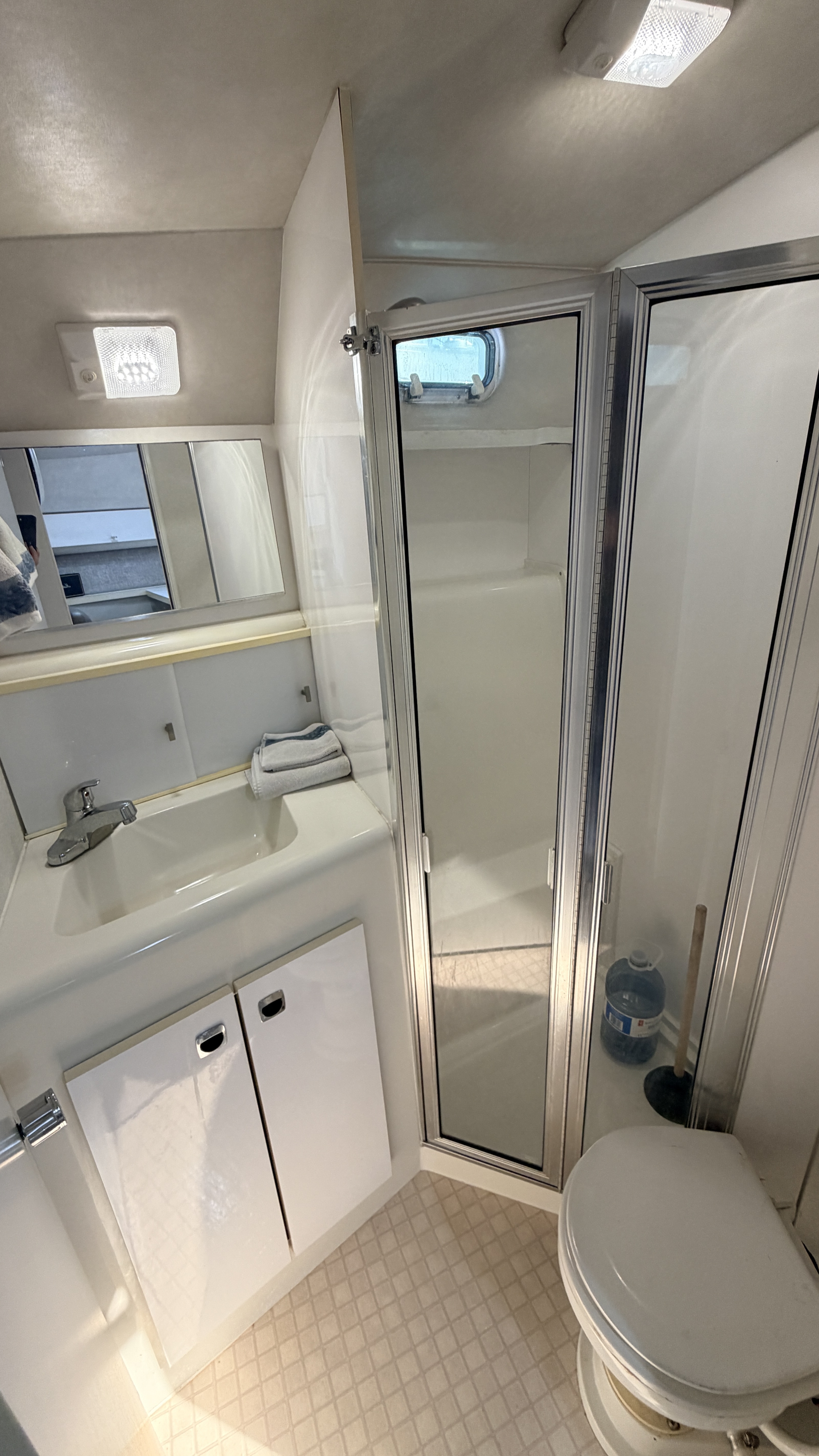 Family bathroom aboard Double Dutch